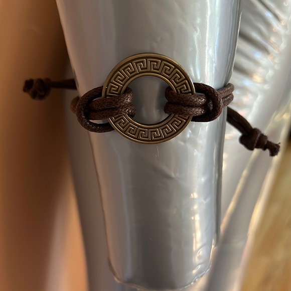 Greek key design disk with brown leather adjustable bracelet - Picture 3 of 6